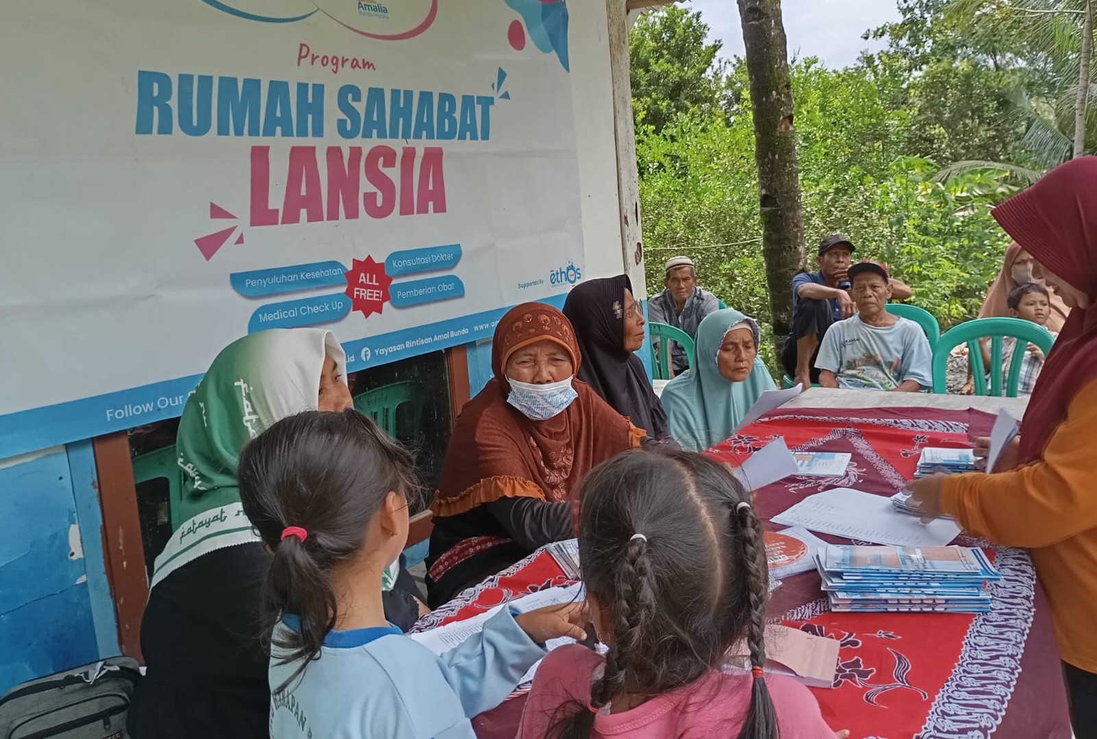 Sinergi Pengobatan Lansia Gratis dan Program Sedekah di Desa Binaan Jeruklegi Wetan